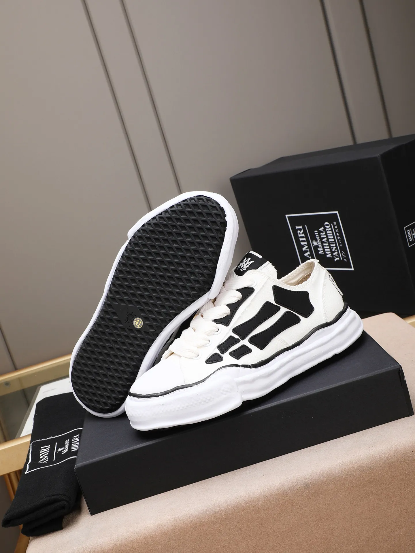 Men's shoes 💰520 AMIRI × Maison MIHARA YASUHIRO Bone Dissolving Shoes Brand Order Original Order Quality 🌈 AMIRIxMMY work together to launch joint shoes that cleverly integrate the classic designs of the two brands. The handmade clay mold soles and AMIRI's signature BONES leather embroidery details are a major feature of the shoes, showing unique craftsmanship and style 🚩 Material: upper original custom-made space Monica canvas! Lining: original technical cloth, outsole: original molded EVA foam bottom, code number: women's 35-39 (40, custom-made, non-refundable), men 39-44 (45, custom-made, non-refundable), full set of counter original packaging